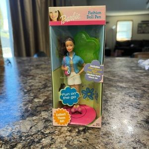 2001 Barbie Fashion Doll Pen #6718, never opened or used but box has damage
